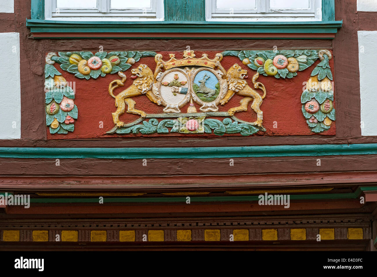 Sculture in legno sul quadro della casa in legno e muratura dell'ex inn 'Zum Goldenen Löwen', Butzbach, Hesse, Germania Foto Stock