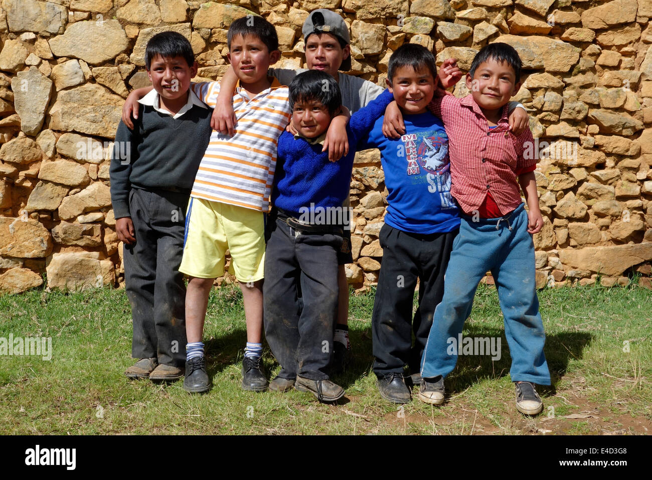Gruppo di bambini davanti alle rovine di Viracochapampa vicino Huamancuco, Perù Foto Stock