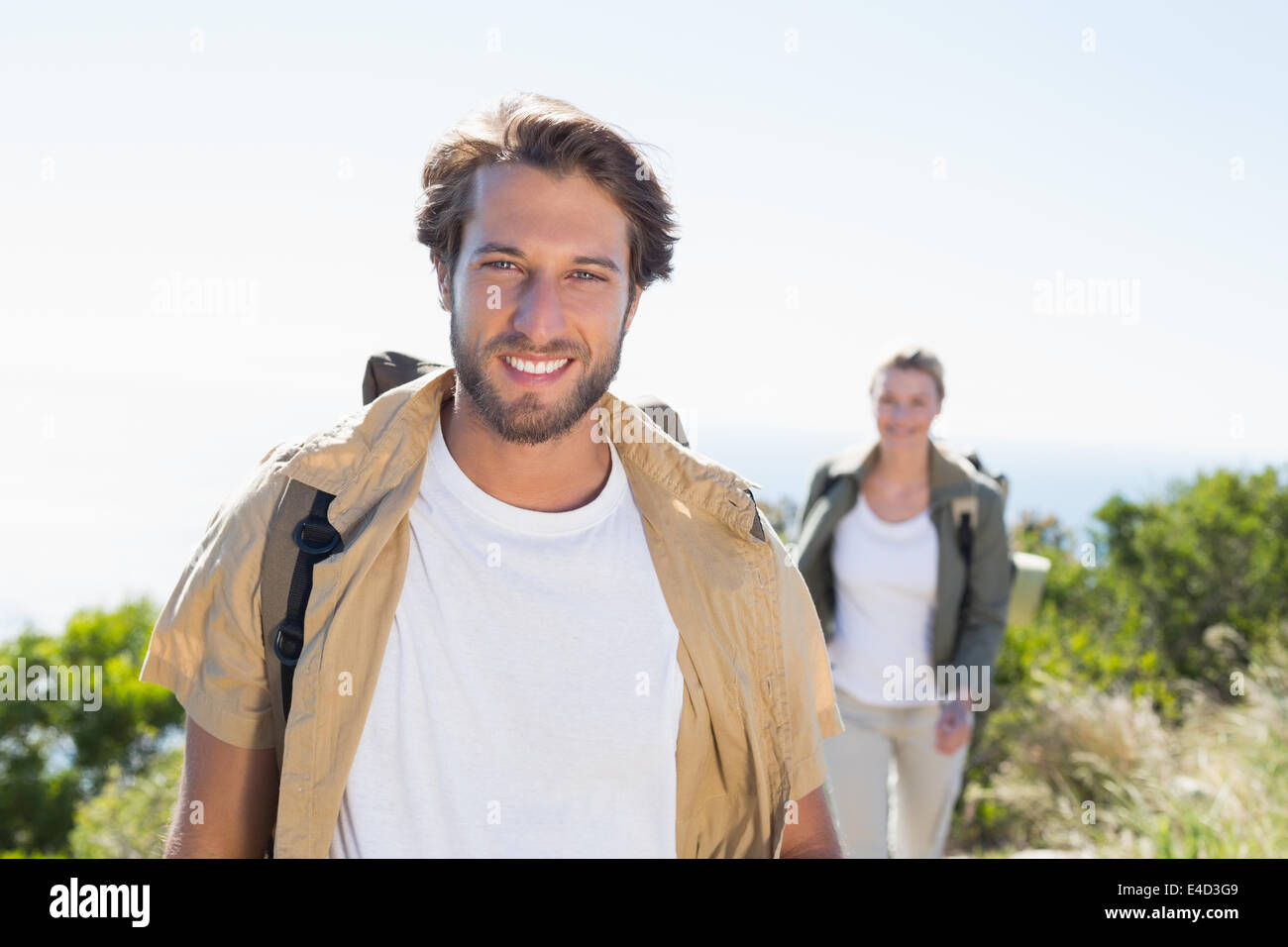 Escursionismo Coppia sorridente alla fotocamera sul vertice di montagna Foto Stock