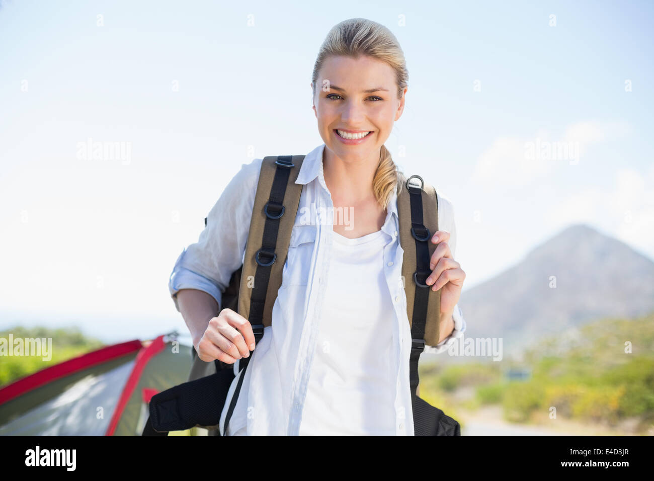 Attraente escursionismo bionda sorridente in telecamera Foto Stock