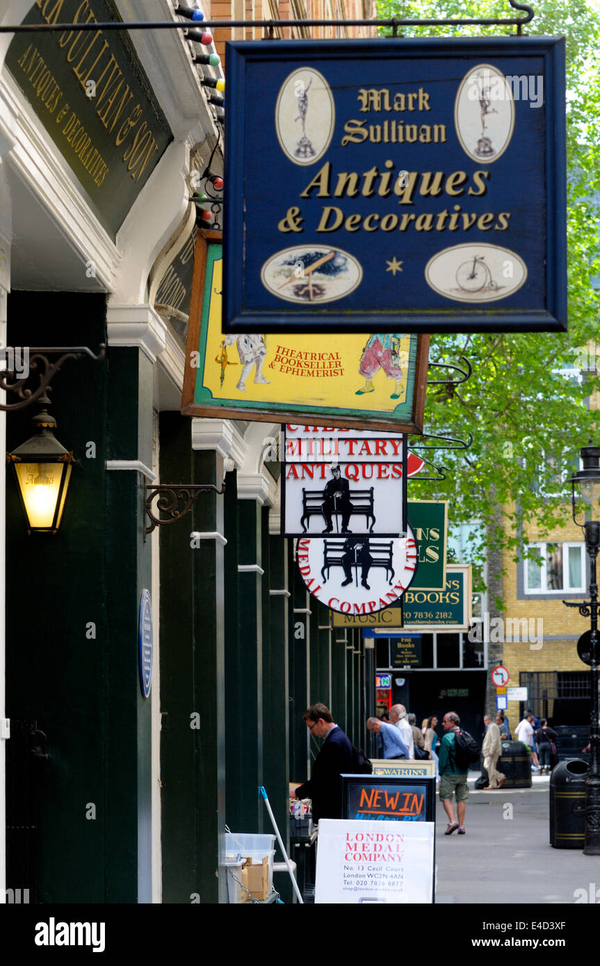 Londra, Inghilterra, Regno Unito. Il Cecil Court, off Charing Cross Road, piena di librerie e negozi di antiquariato Foto Stock