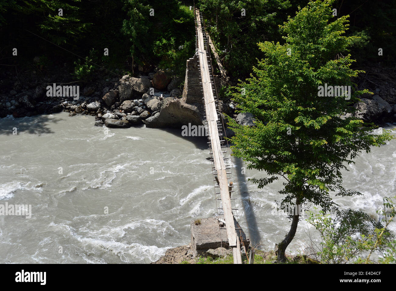 Semplice sospensione ponte sopra il fiume enguri, svaneti o svanetia, montagne del Caucaso, Georgia Foto Stock