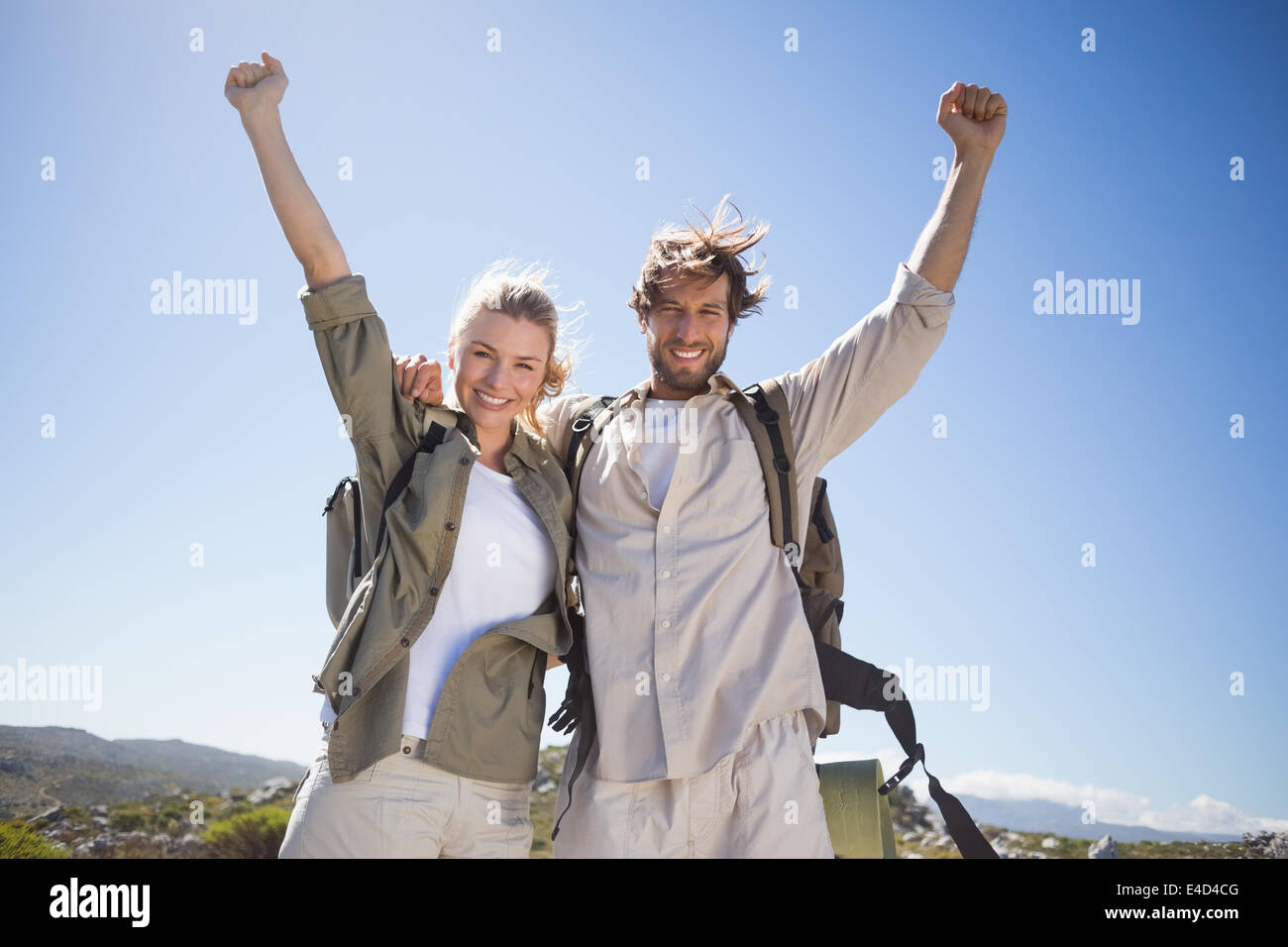 Escursionismo giovane in piedi sul terreno di montagna sorridente in telecamera Foto Stock