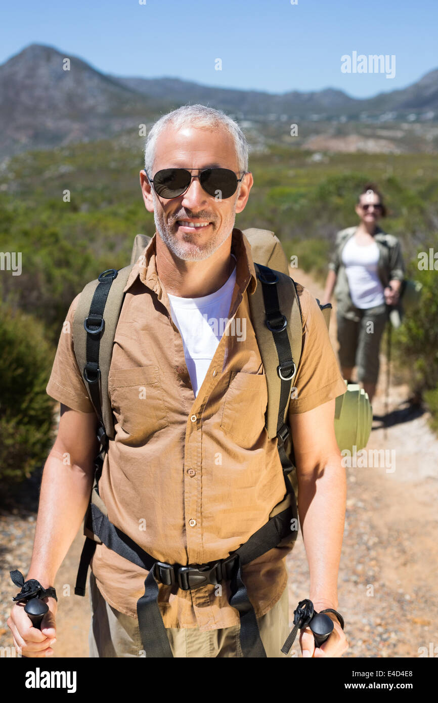 Felice coppia trekking a piedi su sentiero di montagna Foto Stock