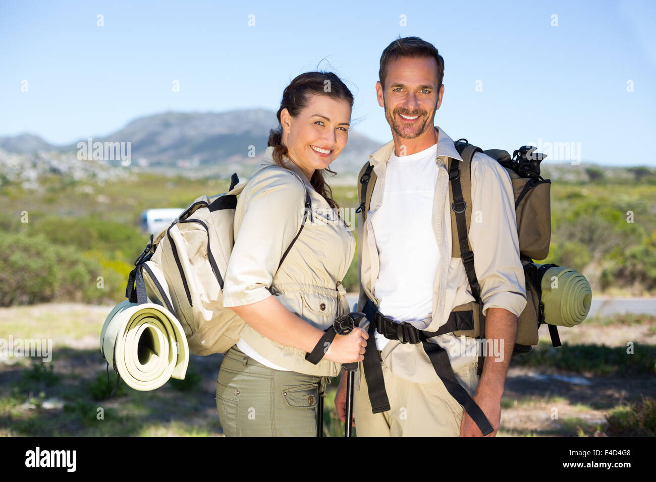 Escursionismo Coppia sorridente in telecamera in campagna Foto Stock