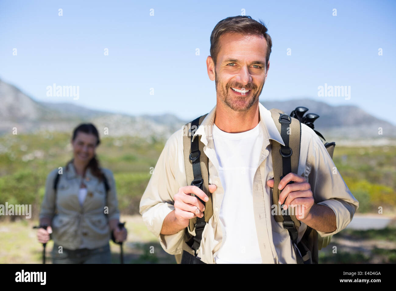 Escursionismo Coppia sorridente in telecamera in campagna Foto Stock