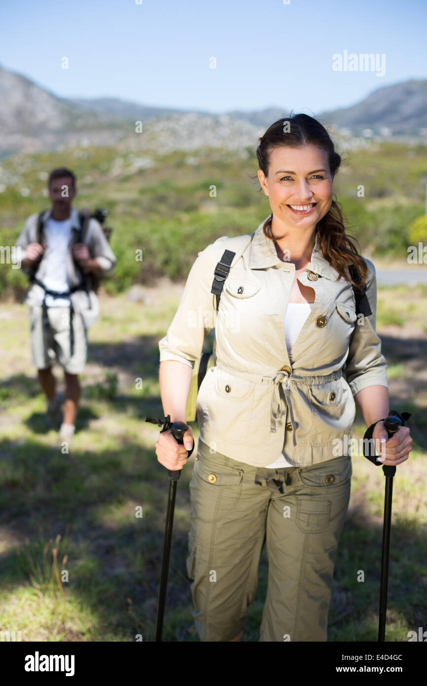 Escursionismo Coppia sorridente in telecamera in campagna Foto Stock