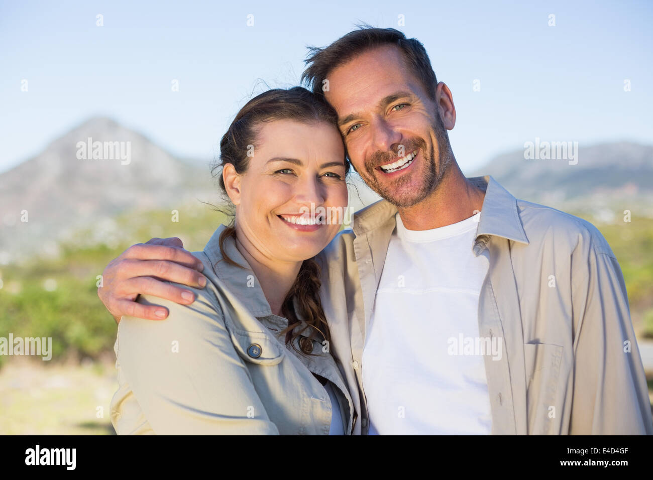 Escursionismo Coppia sorridente in telecamera in campagna Foto Stock