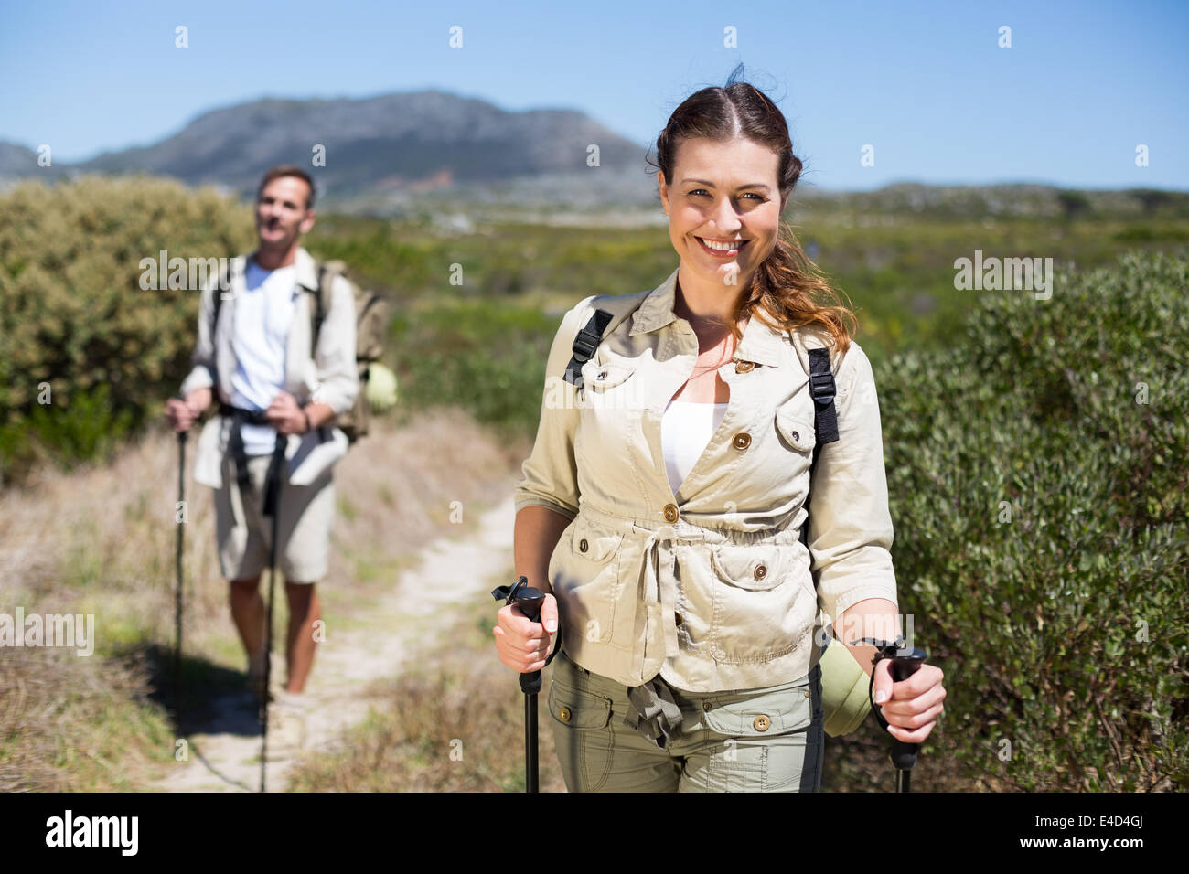 Felice escursionismo giovane camminando sul sentiero del paese Foto Stock