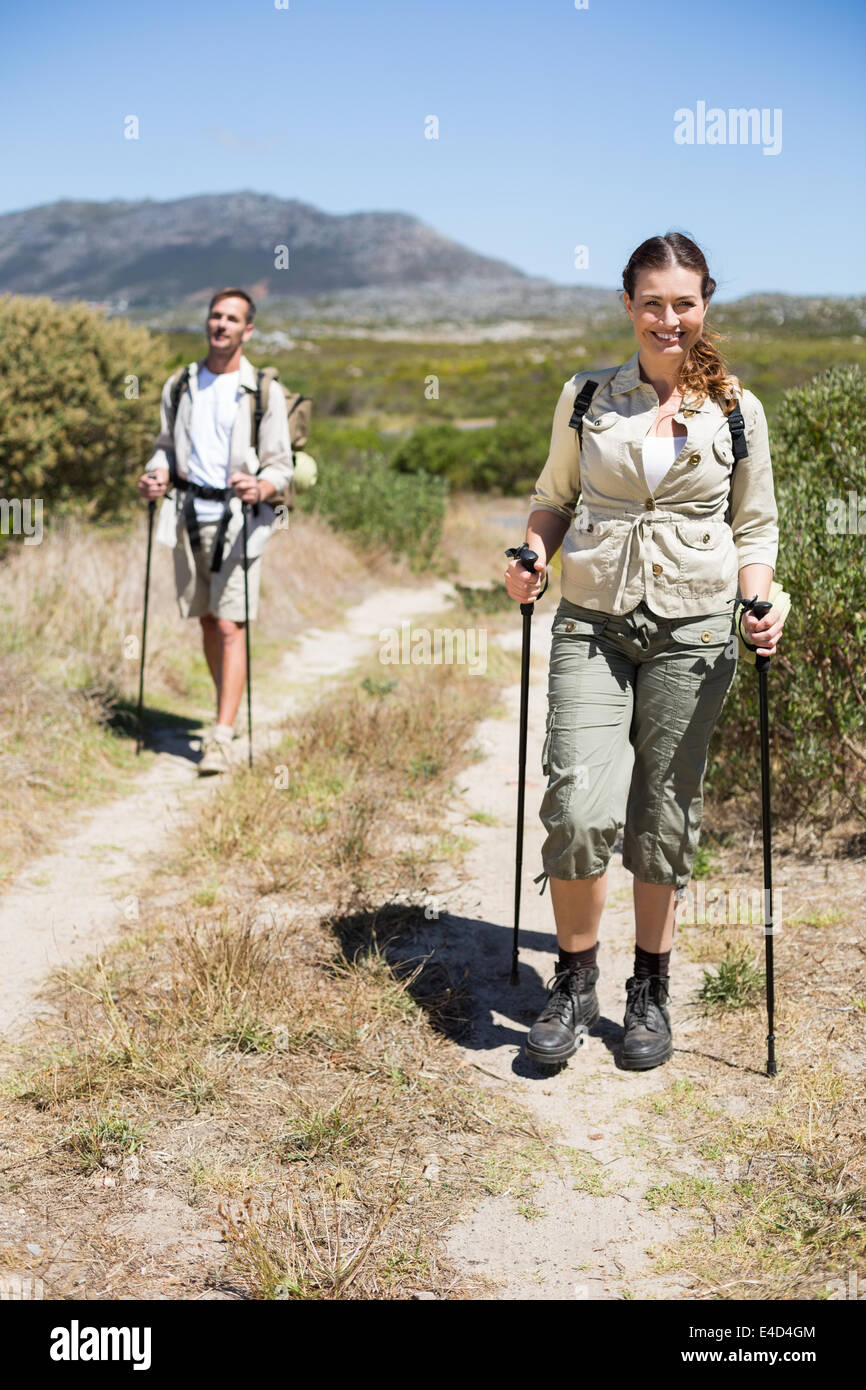 Felice escursionismo giovane camminando sul sentiero del paese Foto Stock