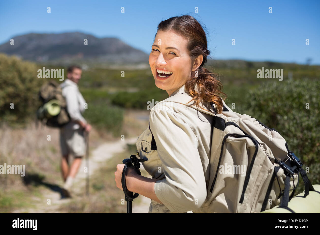 Felice escursionismo giovane camminando sul sentiero del paese Foto Stock