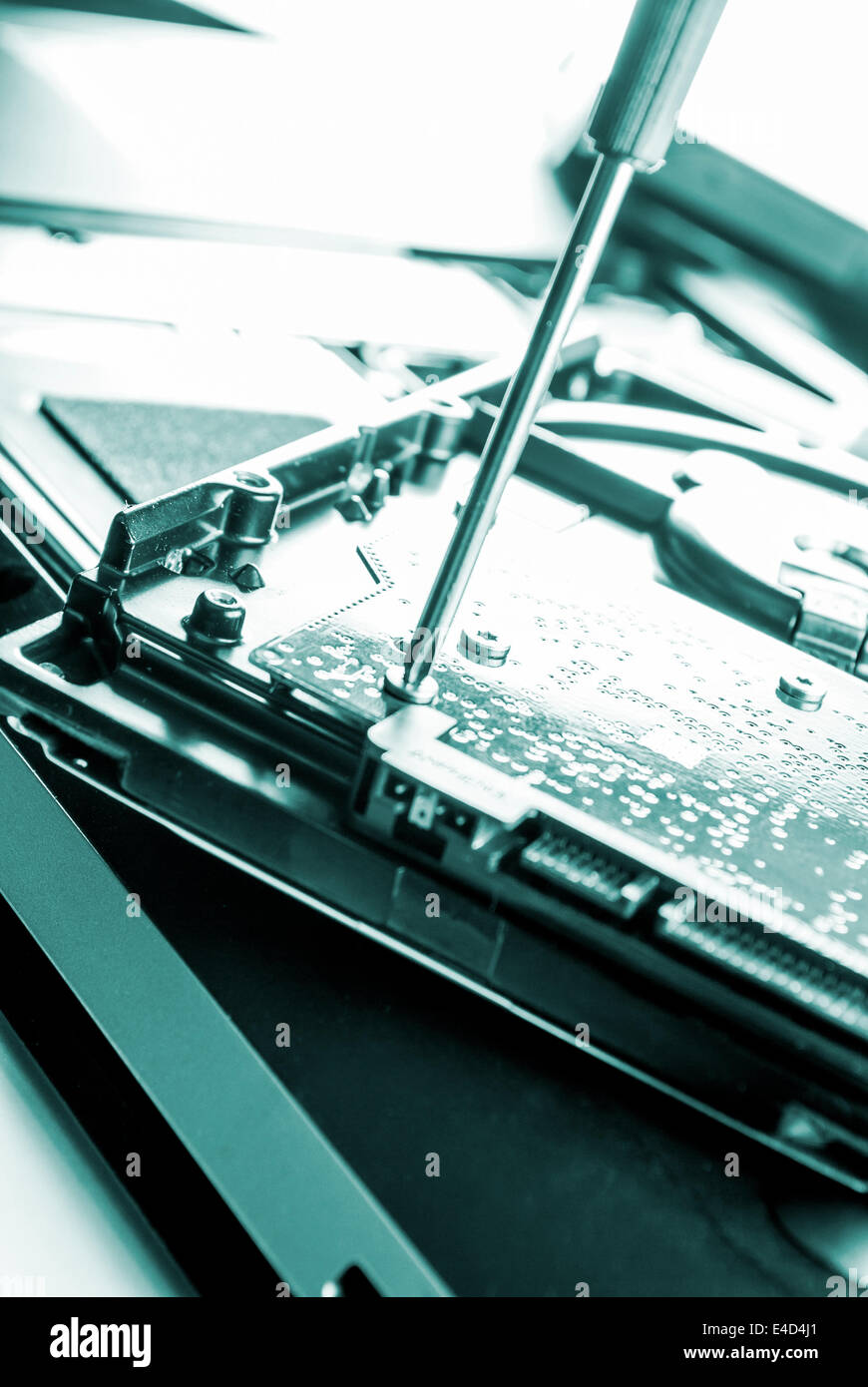 Uomo che fissa il computer o laptop o notebook con crewdriver Foto Stock