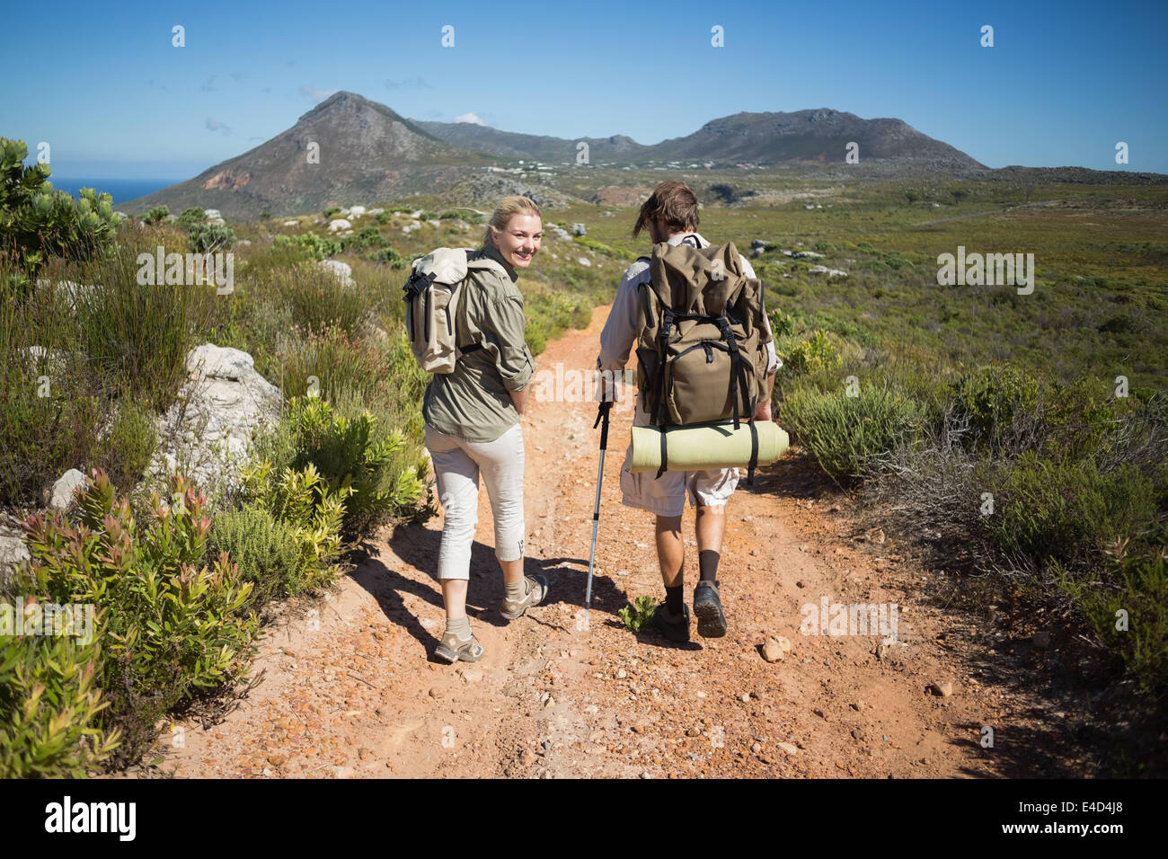 Escursionismo giovane camminando sul terreno di montagna Foto Stock