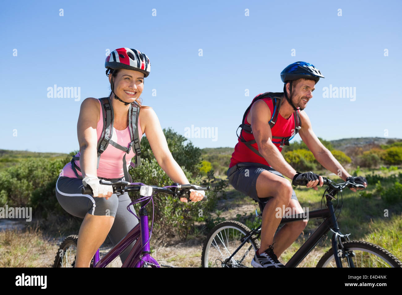 Coppia attiva escursioni in bicicletta nelle campagne Foto Stock
