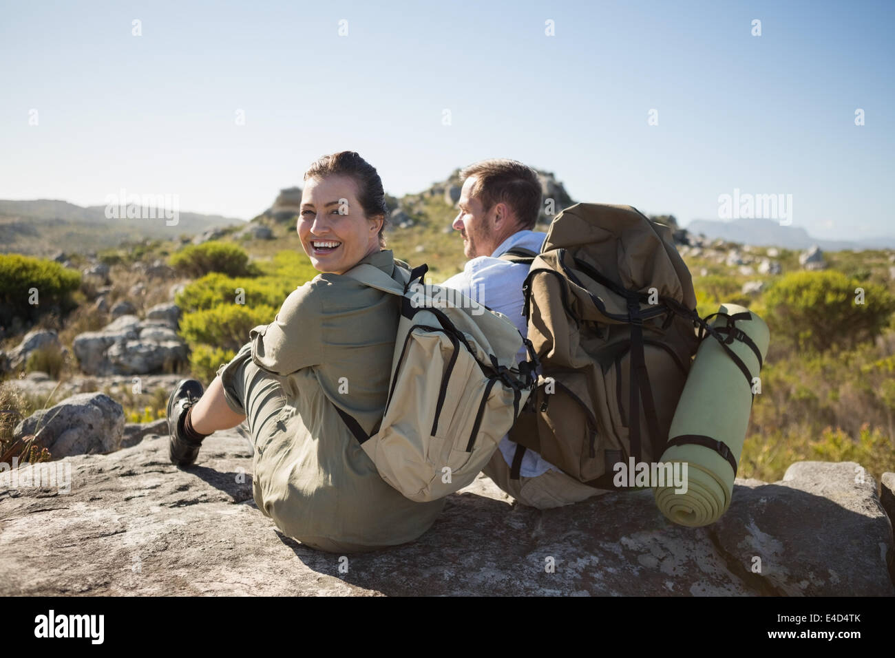 Escursionismo coppia seduta sul terreno di montagna Foto Stock