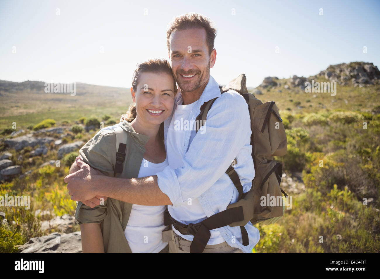 Escursionismo coppia abbracciando e sorridente in telecamera Foto Stock