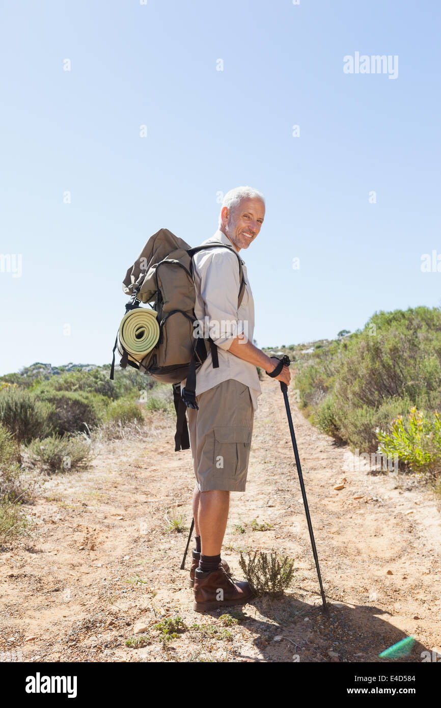 Bello escursionista sorridente in telecamera in campagna Foto Stock