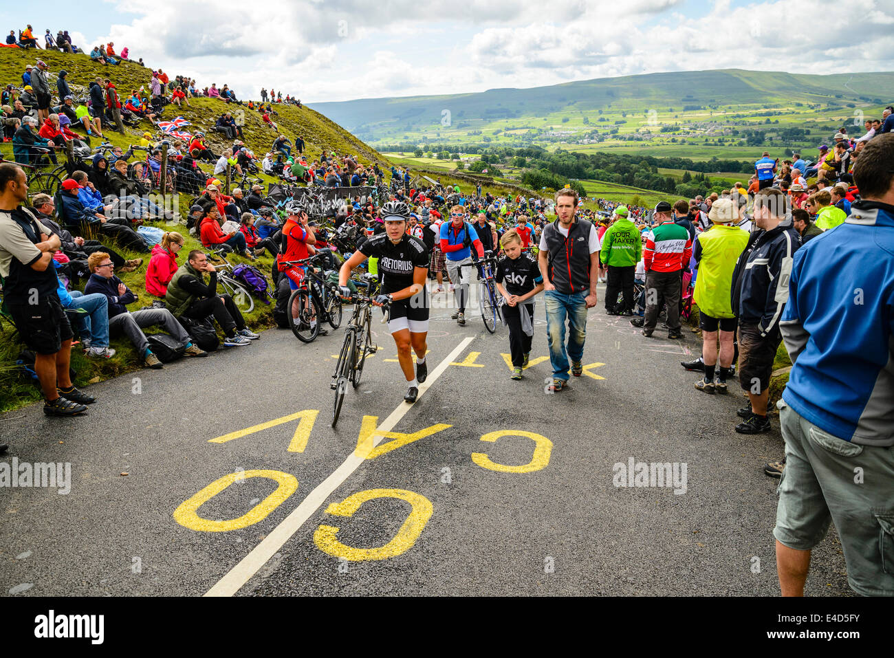 Gli spettatori in attesa dell arrivo del 2014 Tour de France prima tappa su Buttertubs Pass o Le Cote de Buttertubs North Yorkshire Foto Stock