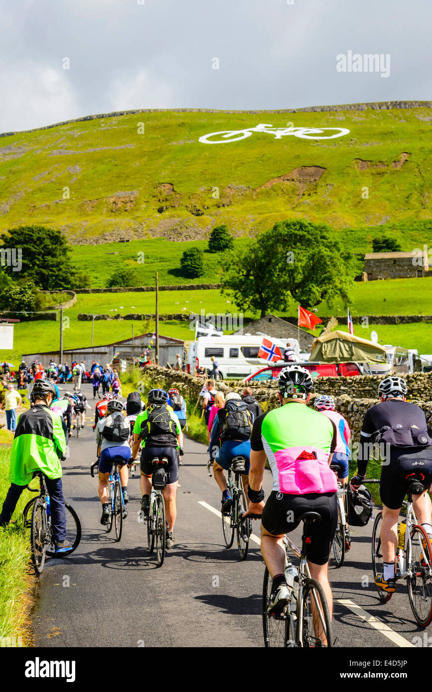 Testa di spettatori verso la salita di Buttertubs Pass per la fase 1 del 2014 Tour de France nel North Yorkshire Foto Stock