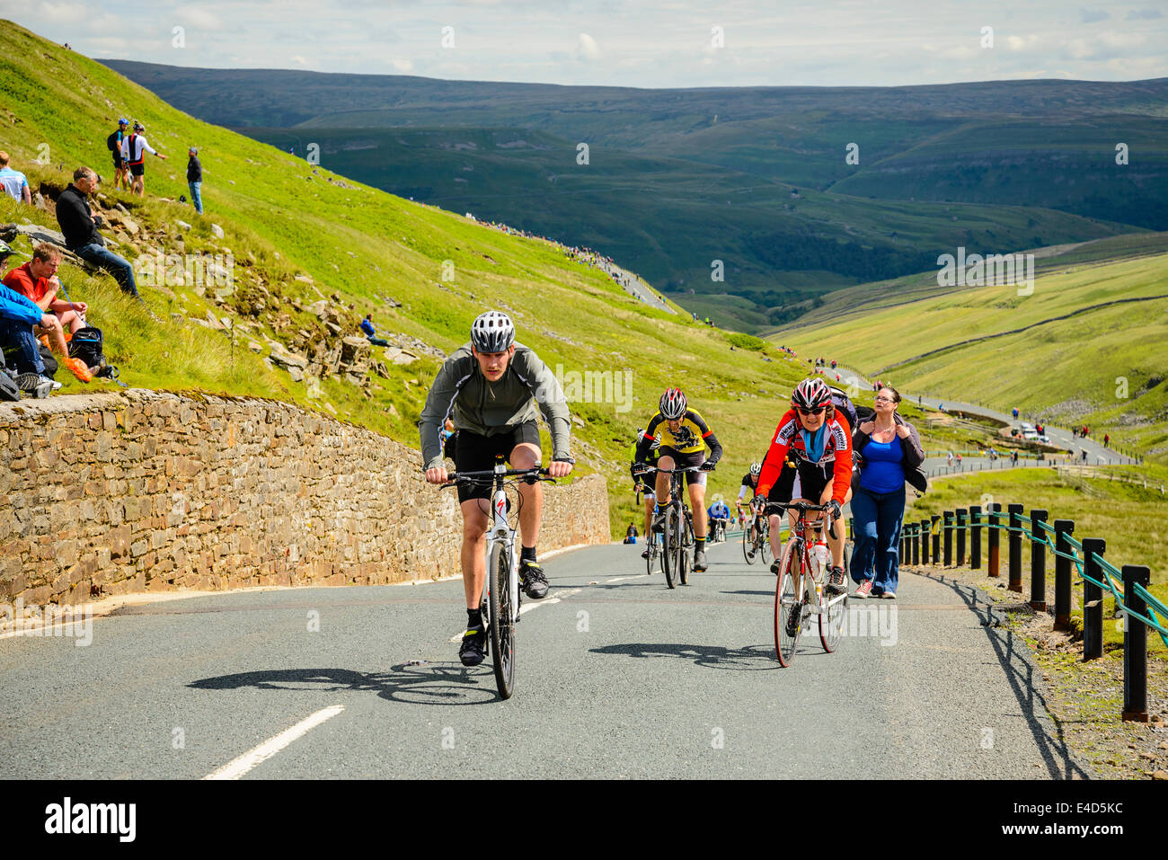 Gli spettatori in attesa dell arrivo del 2014 Tour de France prima tappa su Buttertubs Pass o Le Cote de Buttertubs North Yorkshire Foto Stock