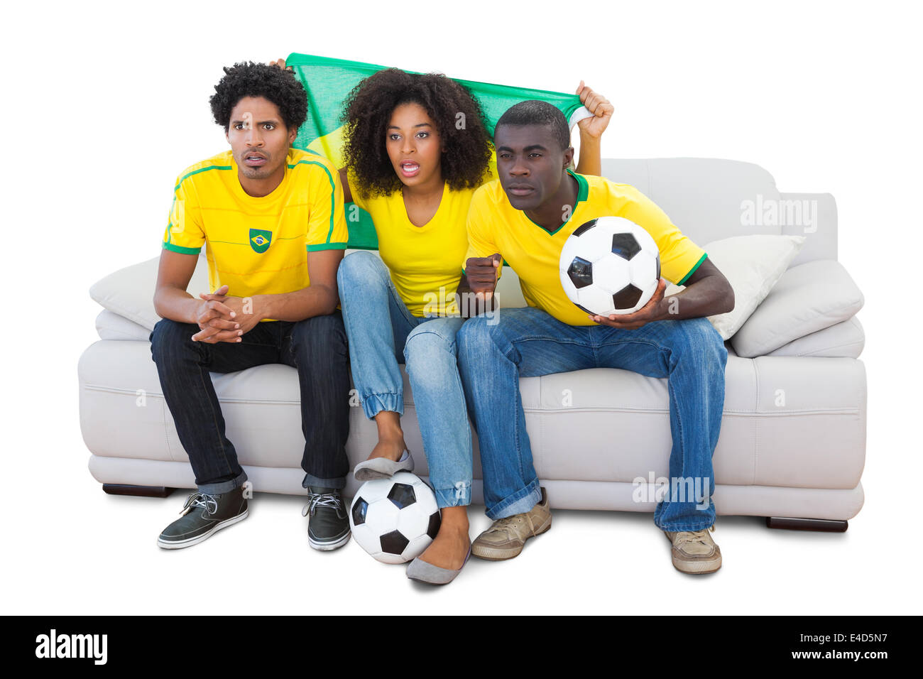 Il brasiliano gli appassionati di calcio in giallo seduto sul divano Foto Stock