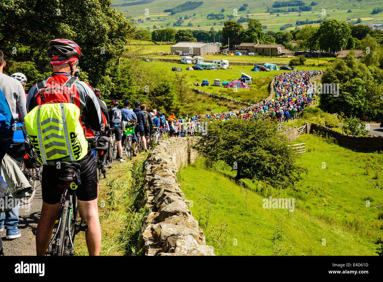 Discesa lenta per gli spettatori dopo il 2014 Tour de France stage 1 su Buttertubs Pass o Le Cote de Buttertubs North Yorkshire Foto Stock