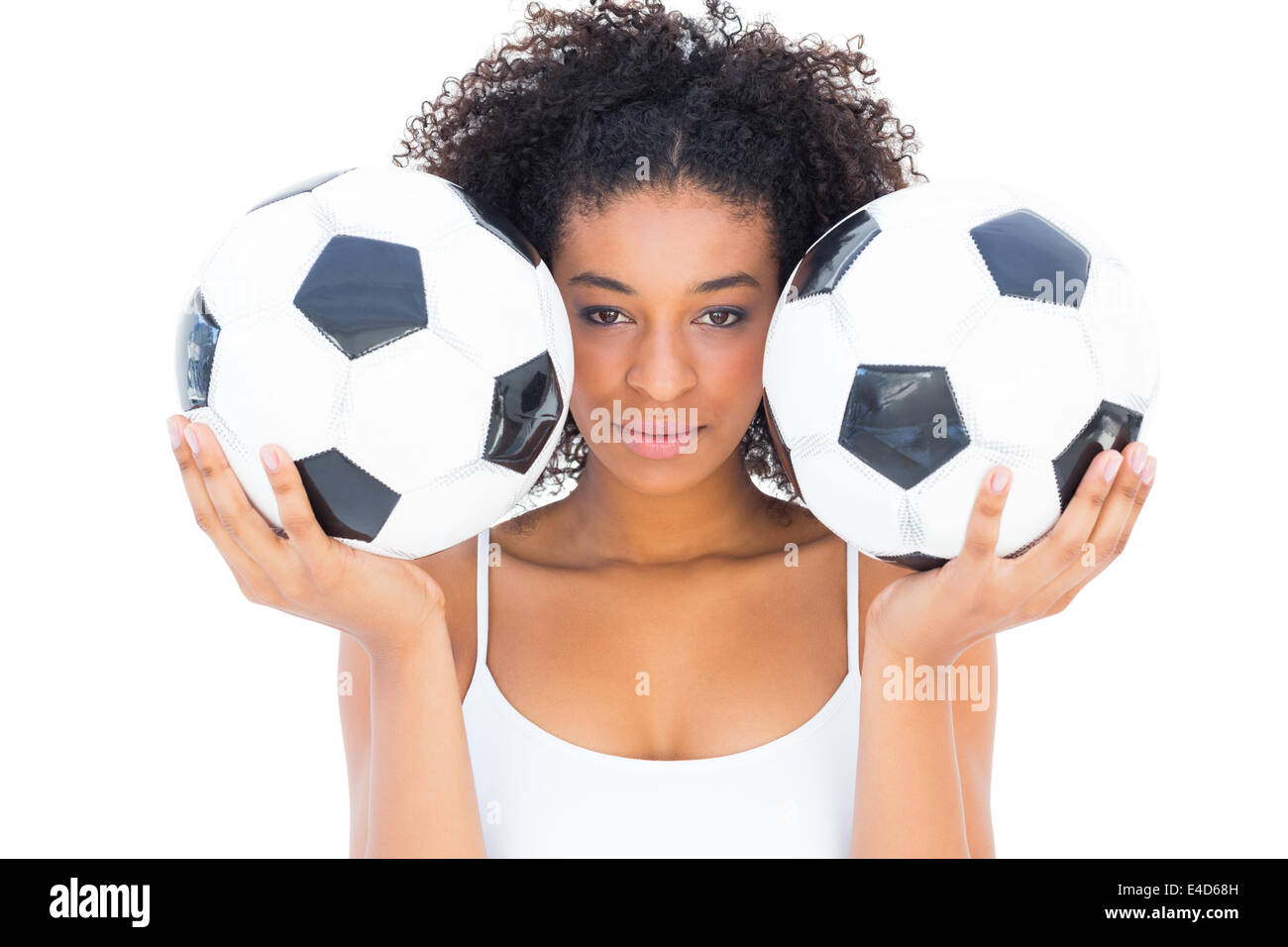 Pretty girl holding palloni da calcio e guardando la fotocamera Foto Stock