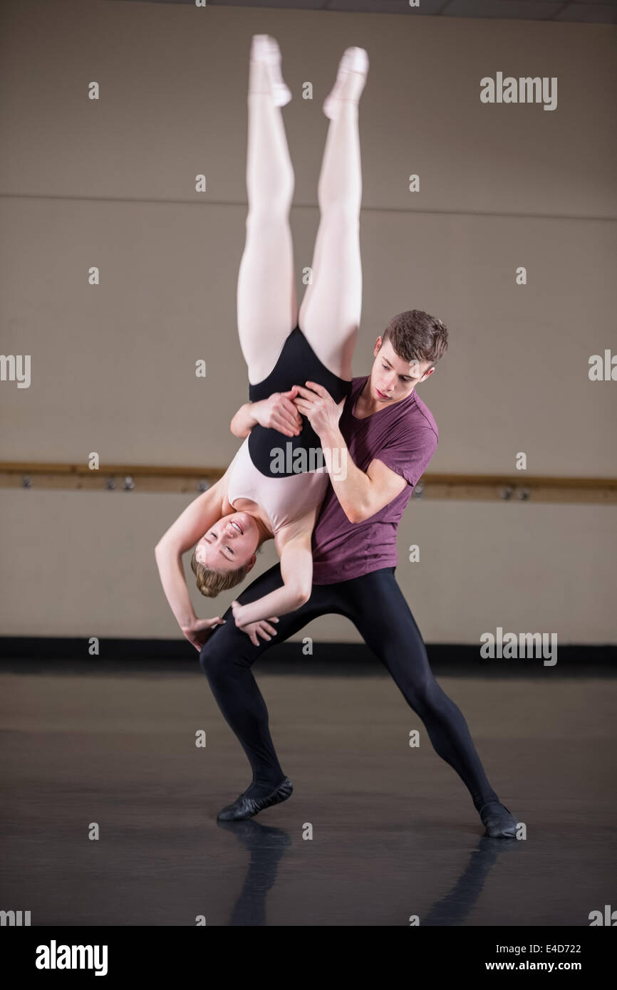 I partner di balletto dancing graziosamente insieme Foto Stock