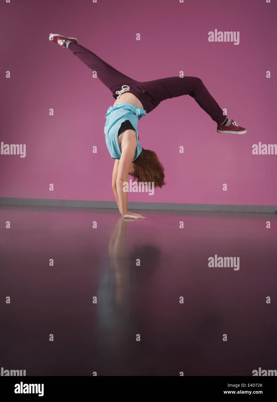 Piuttosto ballerino break facendo handstand Foto Stock
