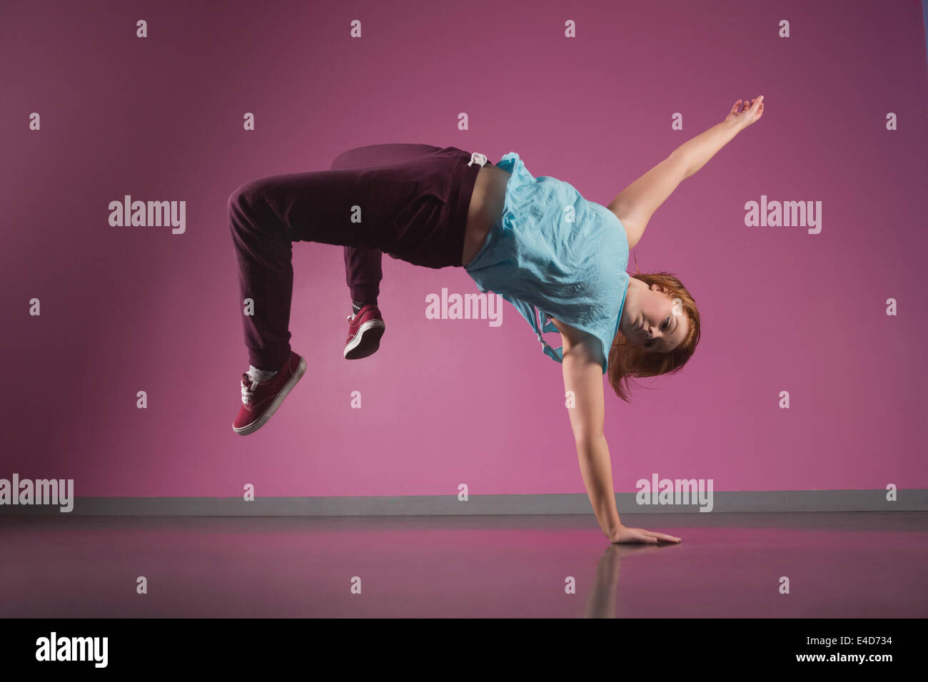 Piuttosto ballerino break facendo un handstand Foto Stock