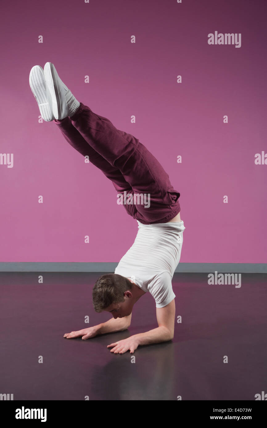 Cool break dancer facendo handstand Foto Stock