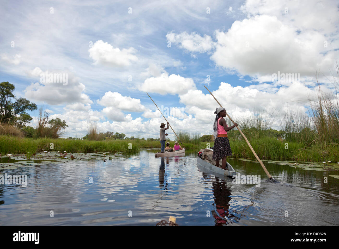 I turisti in una tradizionale barca mokoro in Okavango Delta, Botswana, Africa Foto Stock