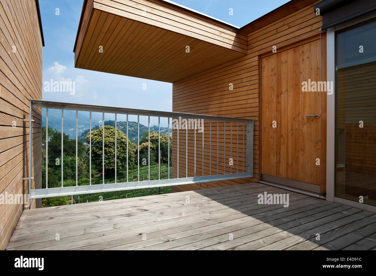 Totalmente terrazza in legno di un nuovo e moderno edificio sostenibile Foto Stock