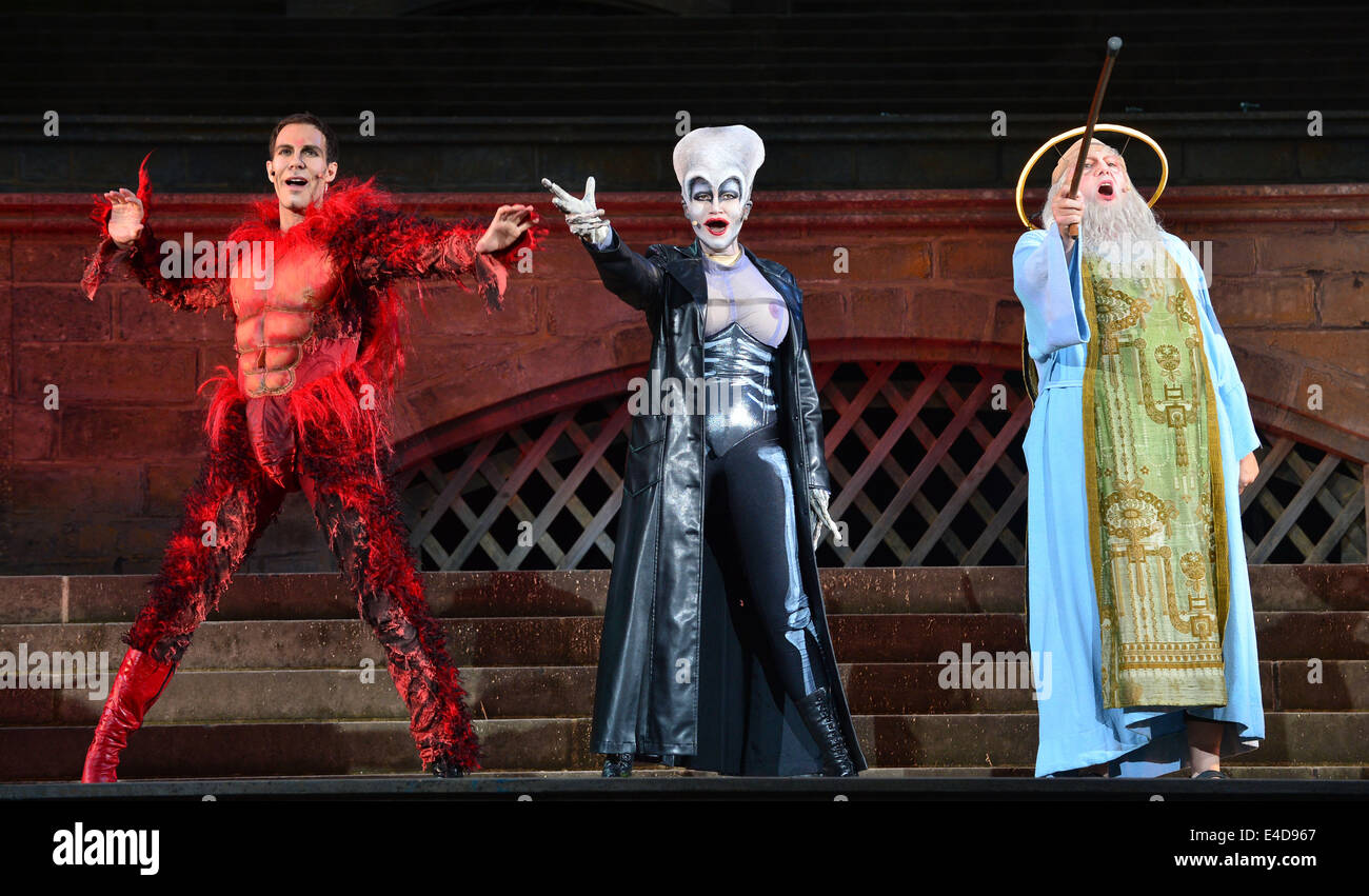 Erfurt, Germania. 08 Luglio, 2014. Martin Schaeffner (L-R) come Teufel, Brigitte Oelke come Der Tod e Robert Woerle come Gott Reciti la scena per la prima assoluta di "Jedermann - Die Rockoper' (lit: chiunque - Il rock opera) durante il DomStufen-Festspiele a Erfurt, Germania, 08 luglio 2014. Il pezzo con la musica di Wolfgang Boehmer era scritto e diretto da Peter Lund, e anteprime su 10 Luglio 2014. Il festival dell'opera DomStufen-Festspiele corre fino al 27 luglio. Foto: Martin Schutt/dpa/Alamy Live News Foto Stock