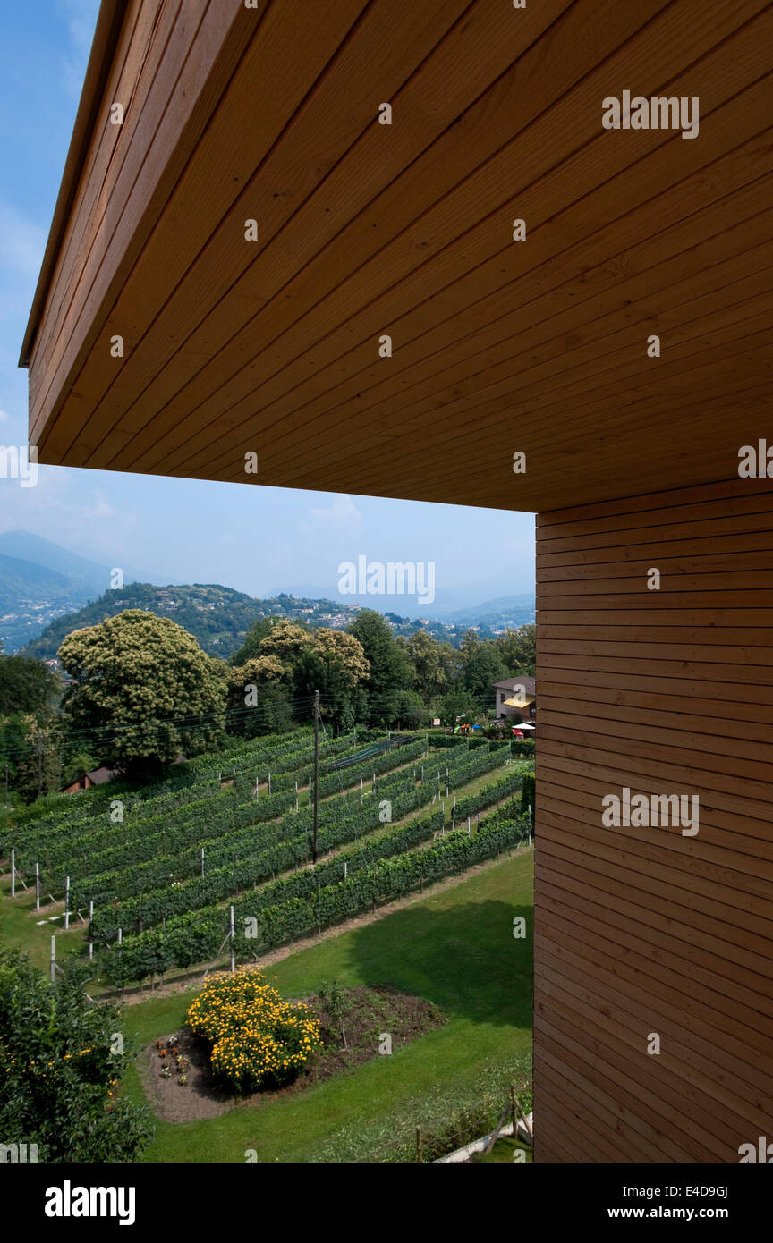 Totalmente terrazza in legno di un nuovo e moderno edificio sostenibile Foto Stock
