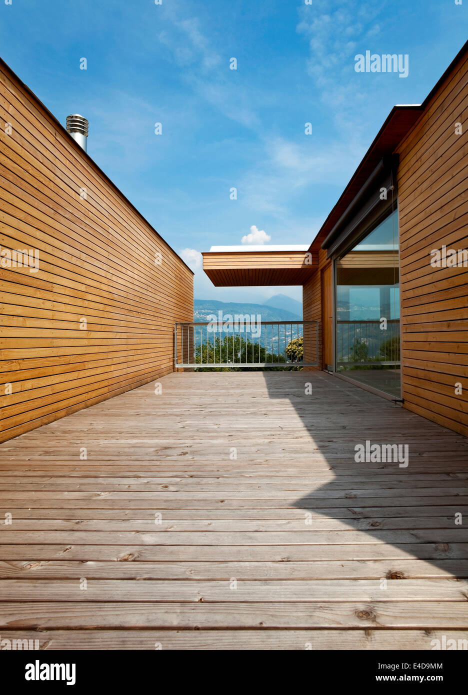 Totalmente terrazza in legno di un nuovo e moderno edificio sostenibile Foto Stock