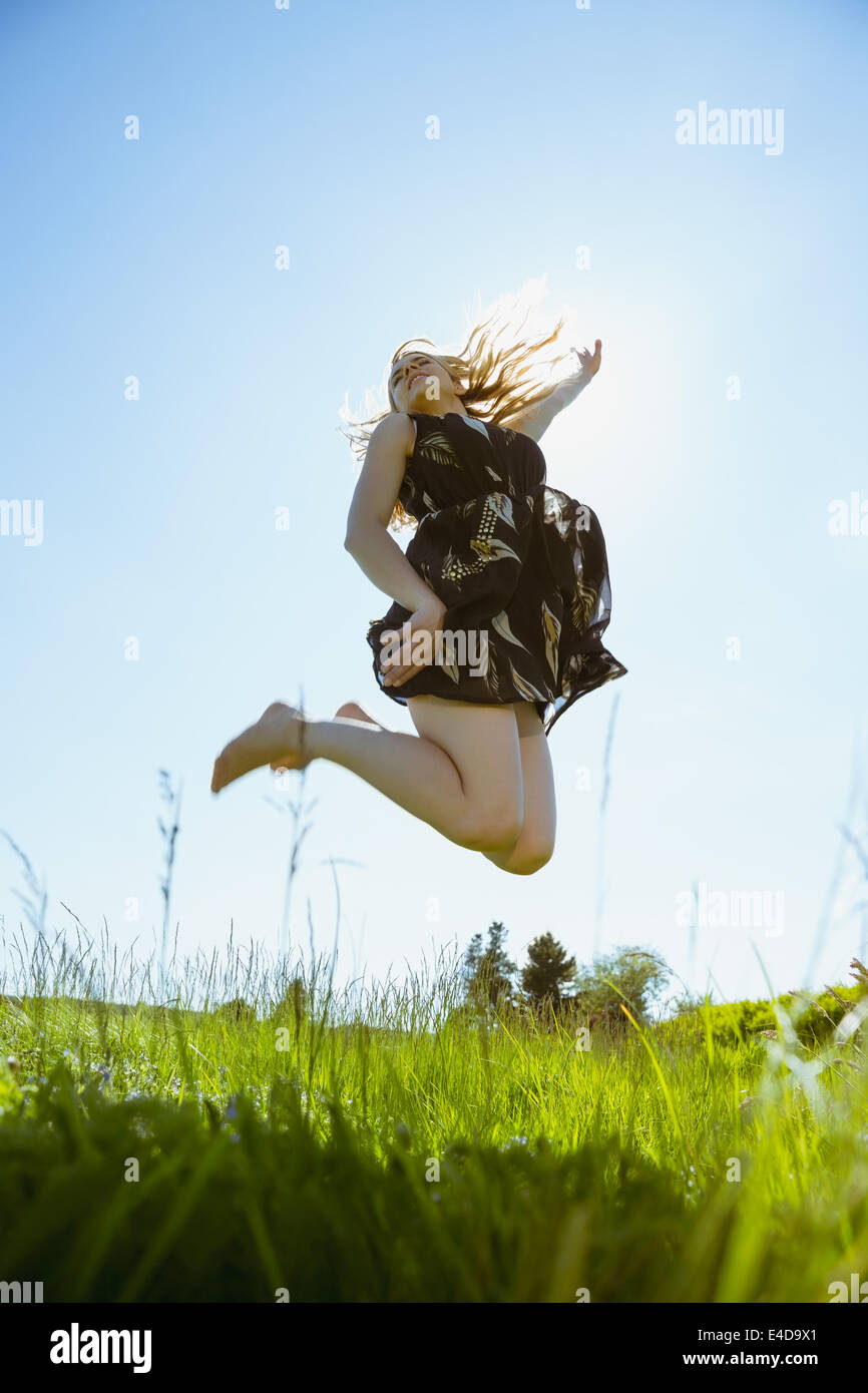 Bella bionda in sundress salto Foto Stock