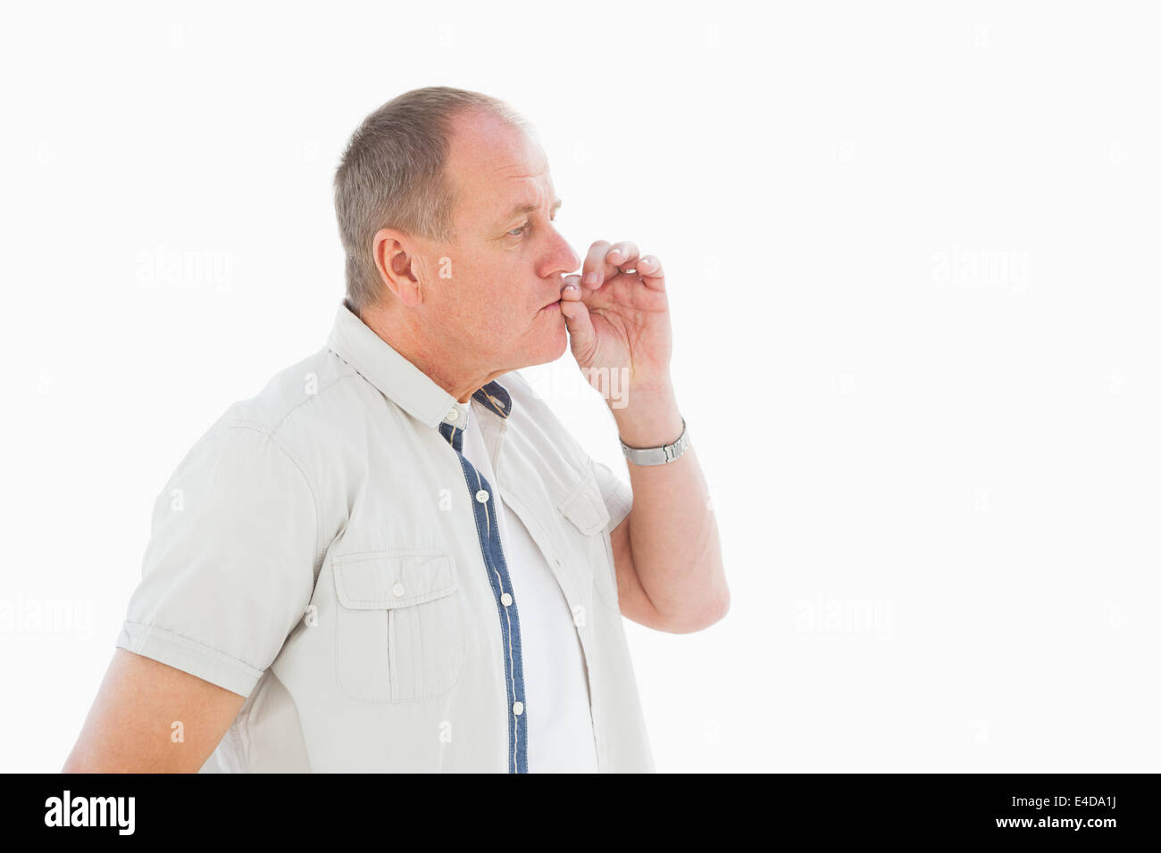 Uomo anziano tenendo la mano alla bocca per il silenzio Foto Stock