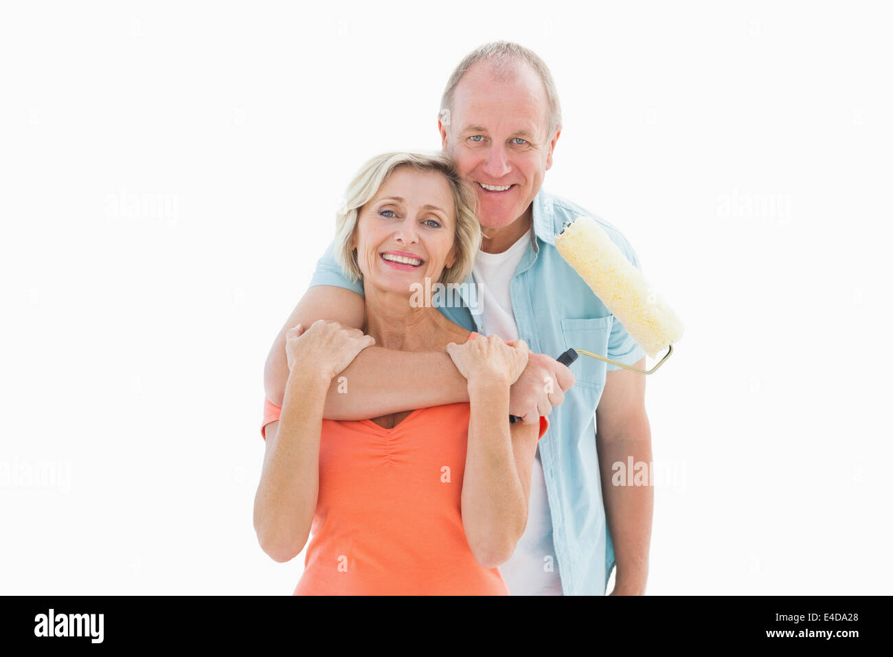 Felice coppia di anziani di contenimento del rullo di vernice Foto Stock