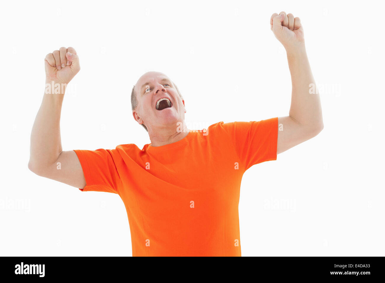 Uomo maturo in arancione tshirt tifo Foto Stock