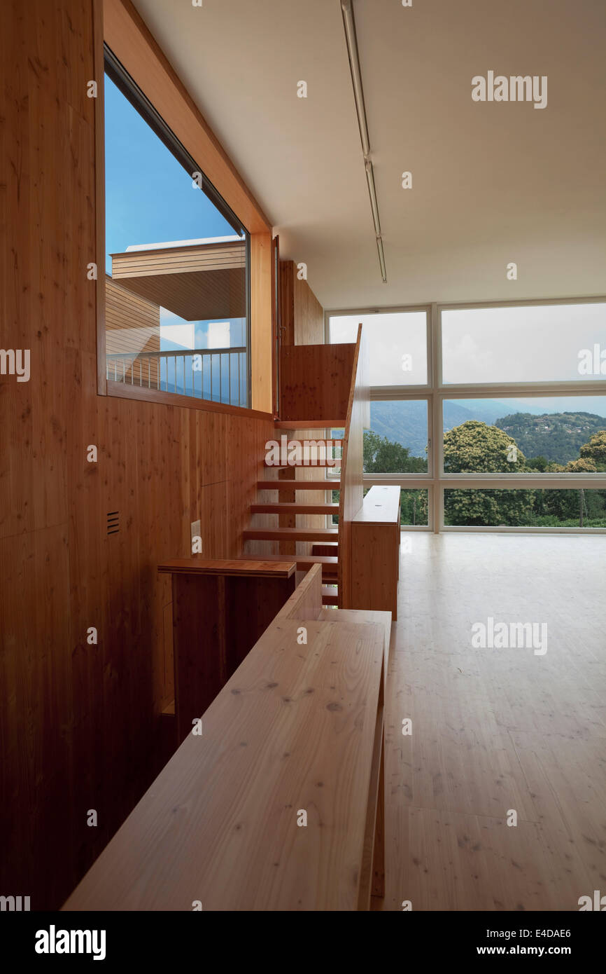 Dettaglio interni di legno in una moderna e luminosa casa Foto Stock