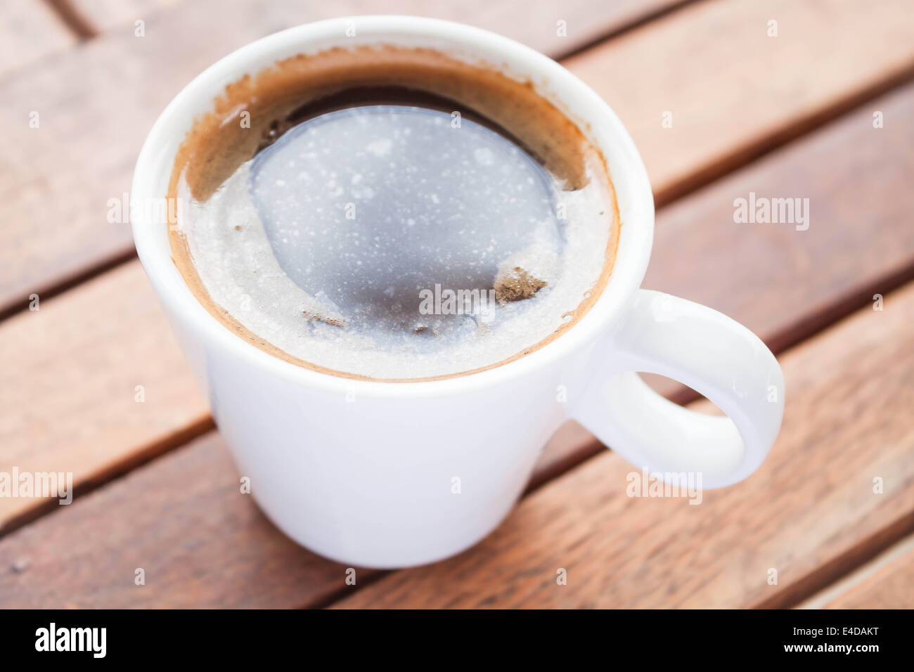 Bevanda rinfrescante con una tazza di caffè caldo Foto Stock