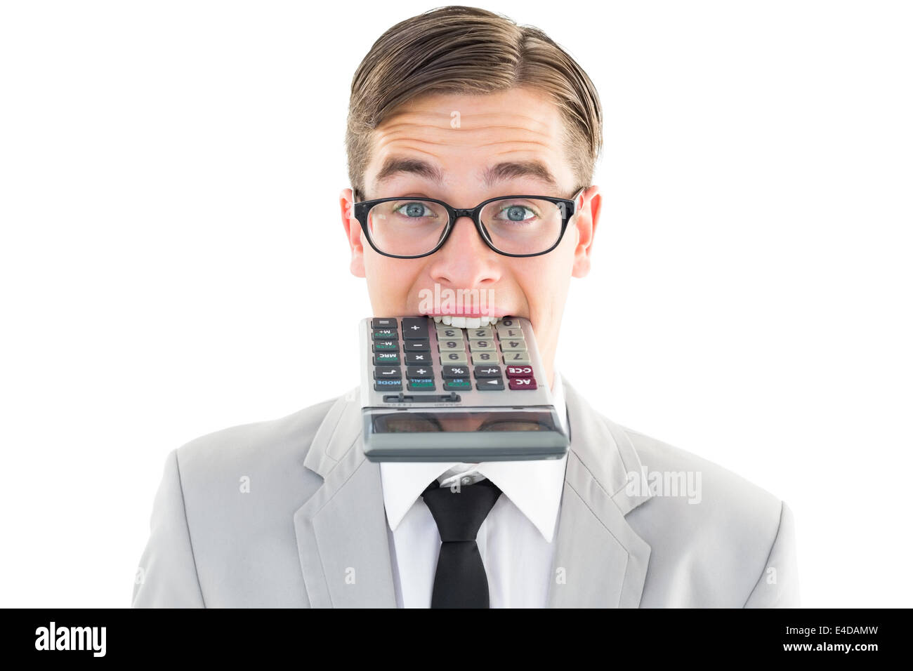 Geeky sorridente imprenditore calcolatrice pungente Foto Stock