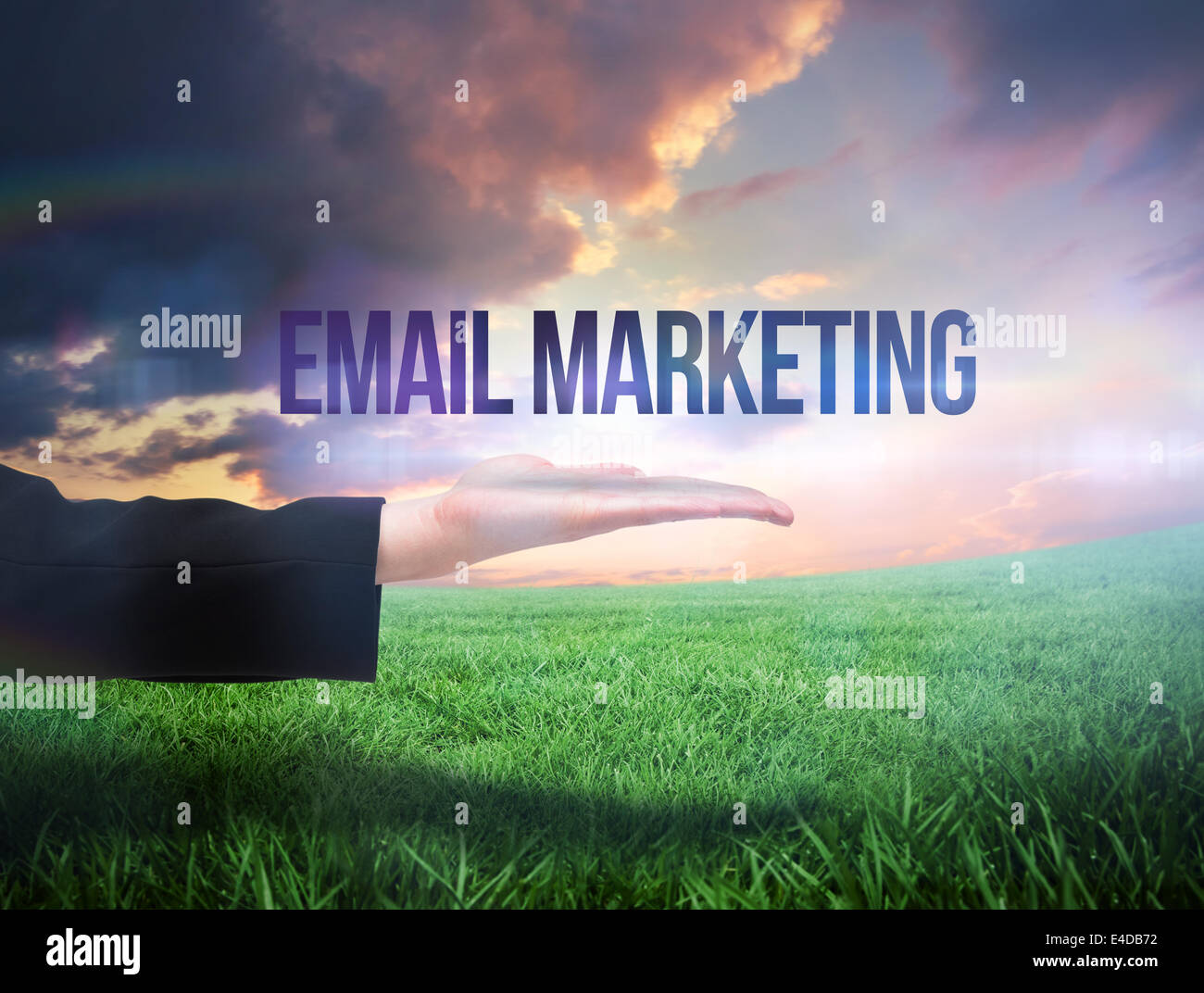 Mano Businesswomans presentando le parole e-mail marketing Foto Stock