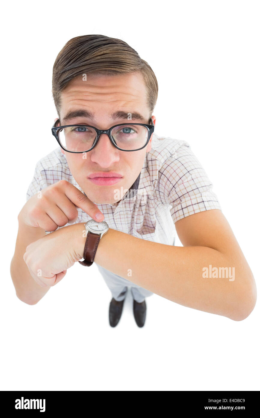 Geeky hipster rivolta verso il suo orologio Foto Stock