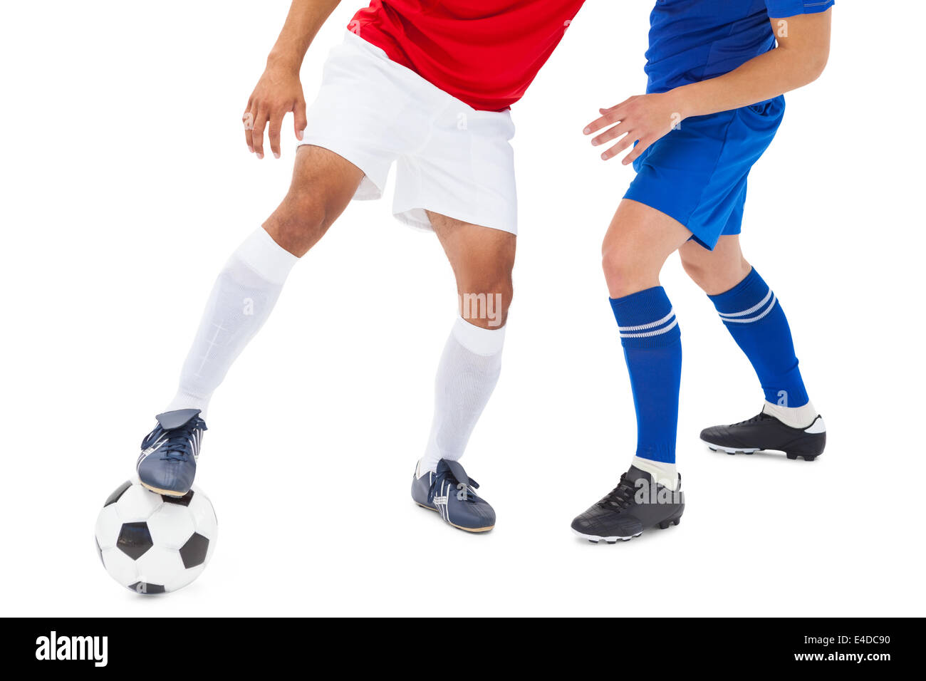 I giocatori di calcio affrontare per la sfera Foto Stock