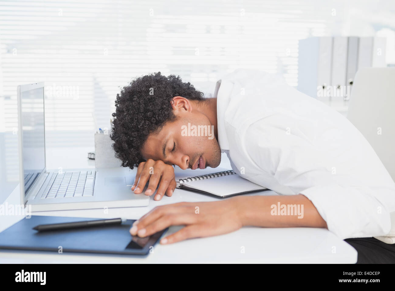 Esaurito imprenditore a dormire la sua scrivania Foto Stock