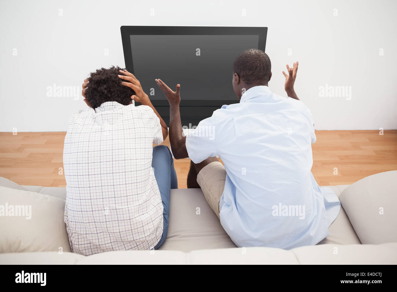 Per gli appassionati di calcio a guardare la partita Foto Stock