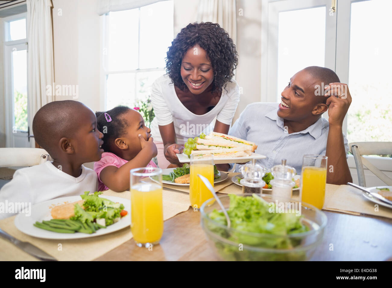 La famiglia felice gustando un pasto sano insieme Foto Stock