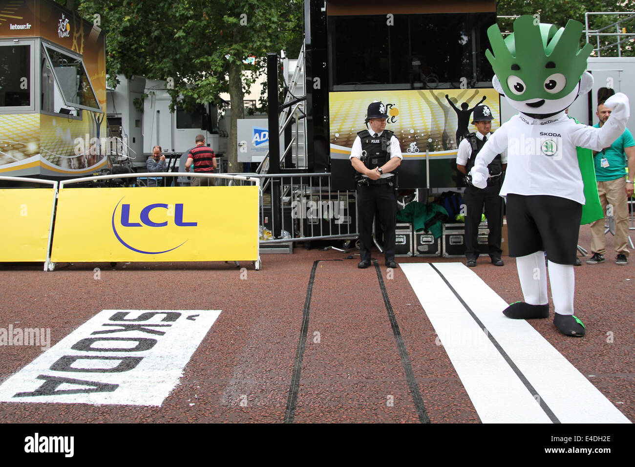 Skoda annunci e la loro mascotte al traguardo nel centro commerciale sulla scena tre Cambridge a Londra nel 2014 Tour de France Foto Stock